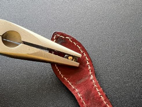 財布のボタン【バネホック】オスをペンチで掴んでくるっと回す