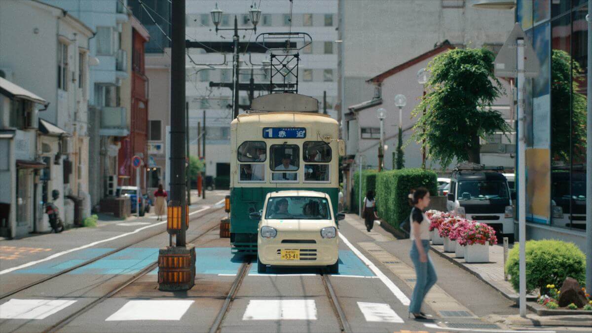 車の背後に路面電車が…!マクドナルドCMロケ地・長崎の線路上通行の道路インパクトが凄い