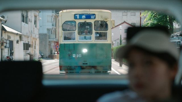 車の背後に電車が並ぶ道路…線路上を車が走ってOKなマクドナルドCMロケ地は長崎