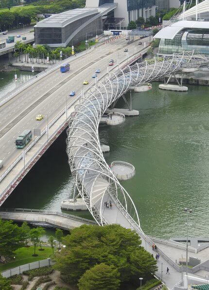 シンガポールの歩道橋・ヘリックスブリッジは、DNAをイメージした螺旋状