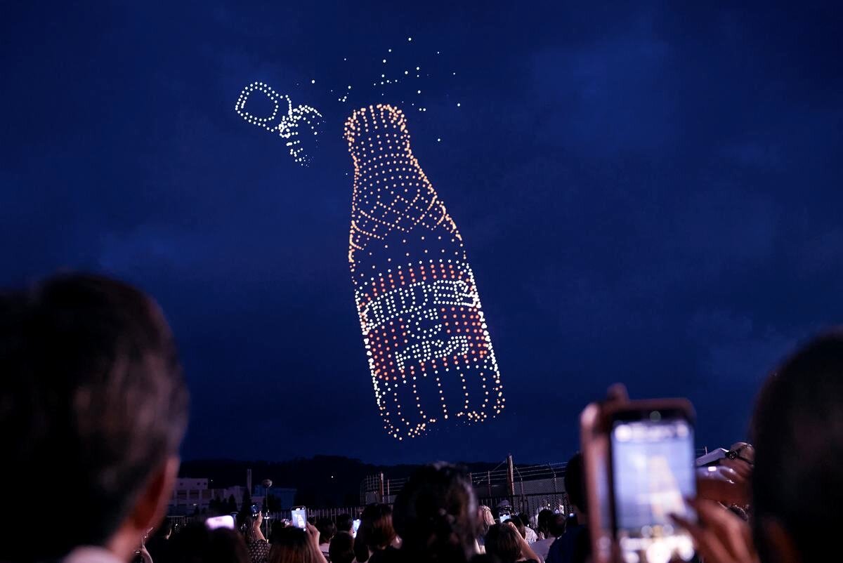 オロナミンCがドローンショーで「愛は勝つ」夜空で大合唱!フルVer動画を公開、秋田「大曲の花火」でも開催へ