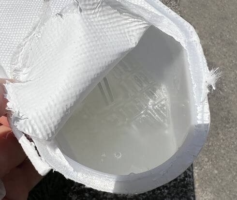 除湿剤に溜まった水、ペリッとはがして使えば強力な除草剤に