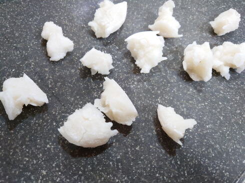 ガチガチのお餅をちぎる