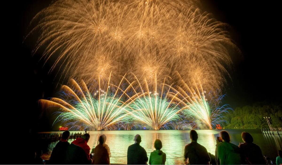 冬の花火をクルーズで「芦ノ湖の花火」人混みをさけ箱根海賊船で接近観覧