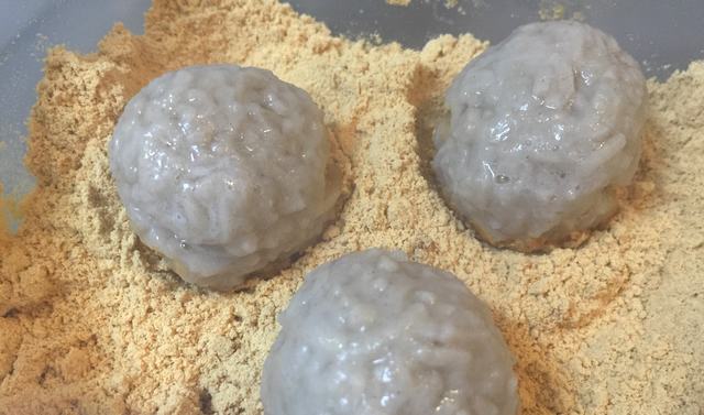 お蕎麦のアレンジレシピ、だんご粉と水をまぜて丸めます