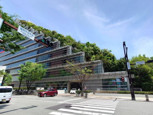 アクロス福岡 ビル側面から見た様子