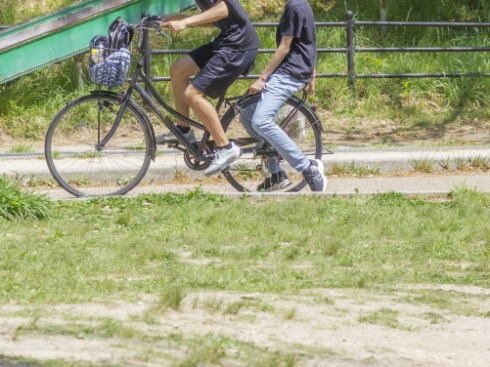 自転車の二人乗り 青切符の対象だよ