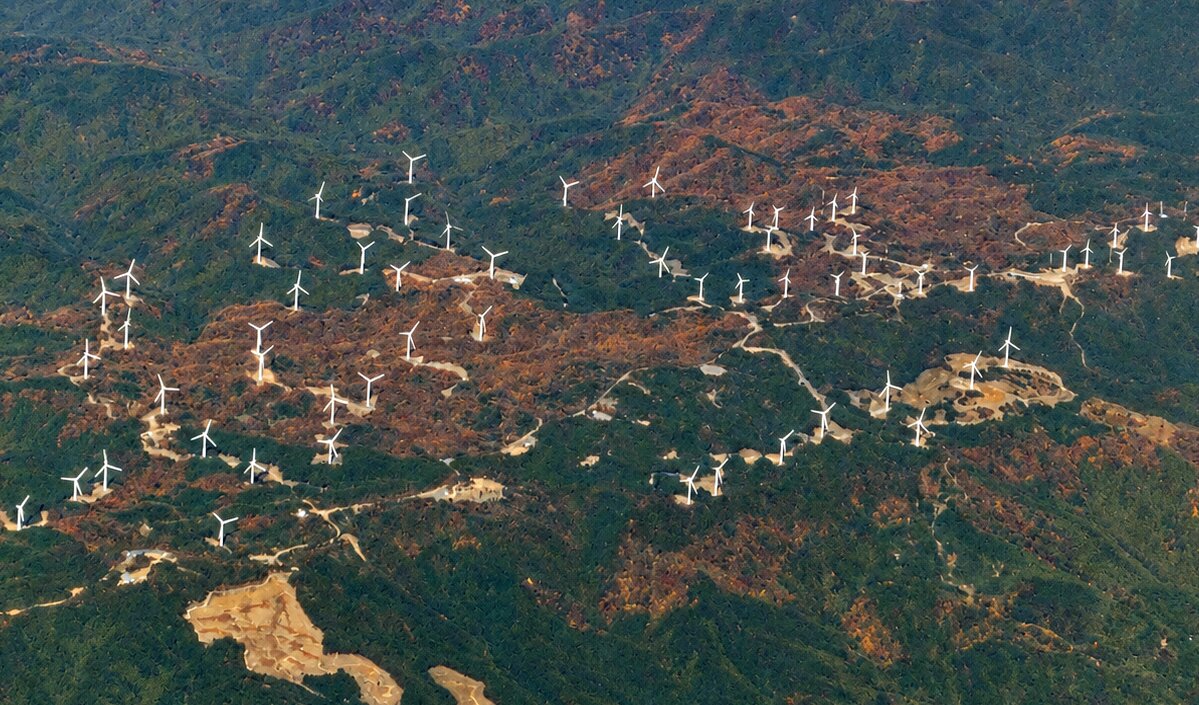 大量の巨大風車…なんだここは！飛行機から見えたビックリな風景
