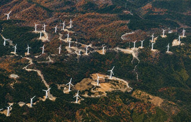 巨大風車が大量に並ぶ、三重県の青山高原ウイントファーム