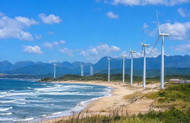 島根県の海沿いに並ぶ、風力発電の風車