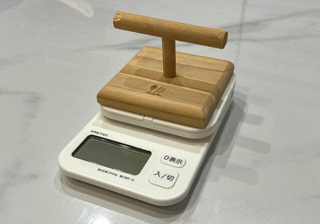 キッチンスケール【はかり】と、インコの止まり木【パーチ】