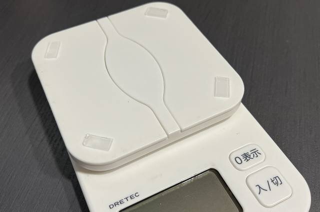 スケール【はかり】と止まり木を、魔法のテープで軽く止めておけば安心