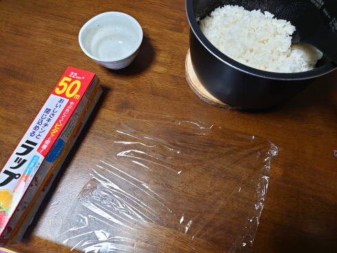 ラップで簡単おにぎり 作り方 画像